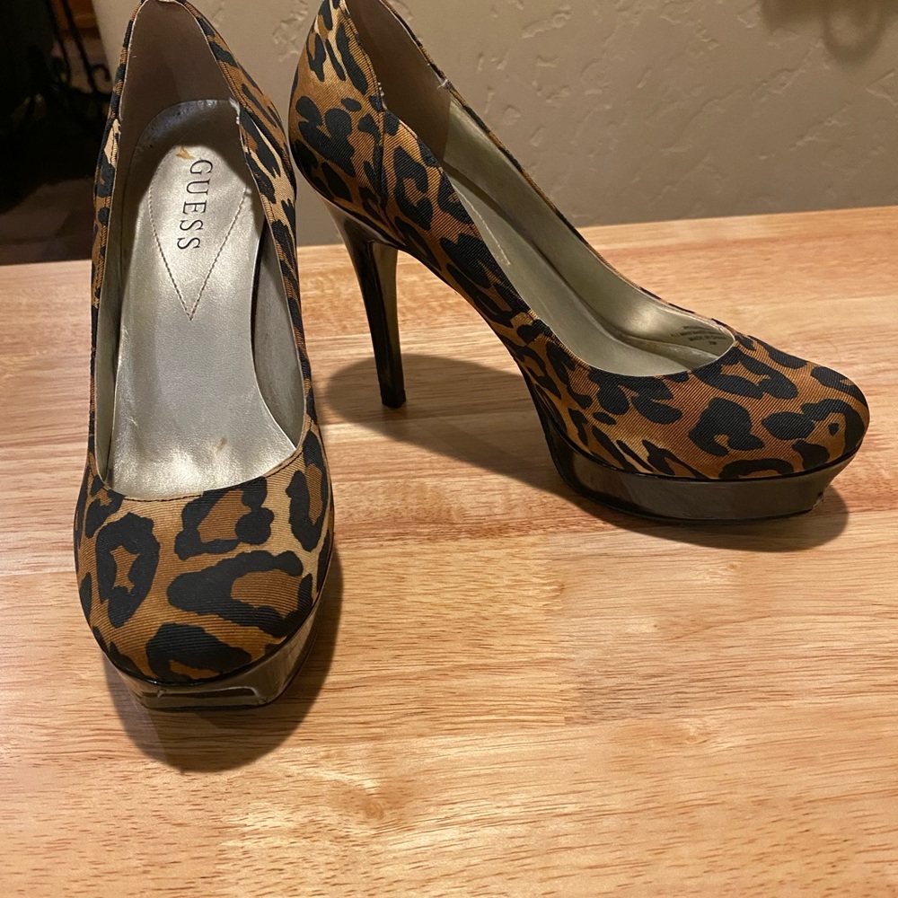 Cheetah Guess platform pumps